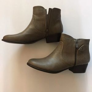 Unisa Booties Size 9